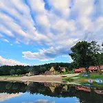 Zloty Potok Resort Oferta Lato 2026 Domki Nad Jeziorem Zlotnickim Prywatna Plaza Camping Pokoje Tuz Przy Lesie Oraz Restauracja